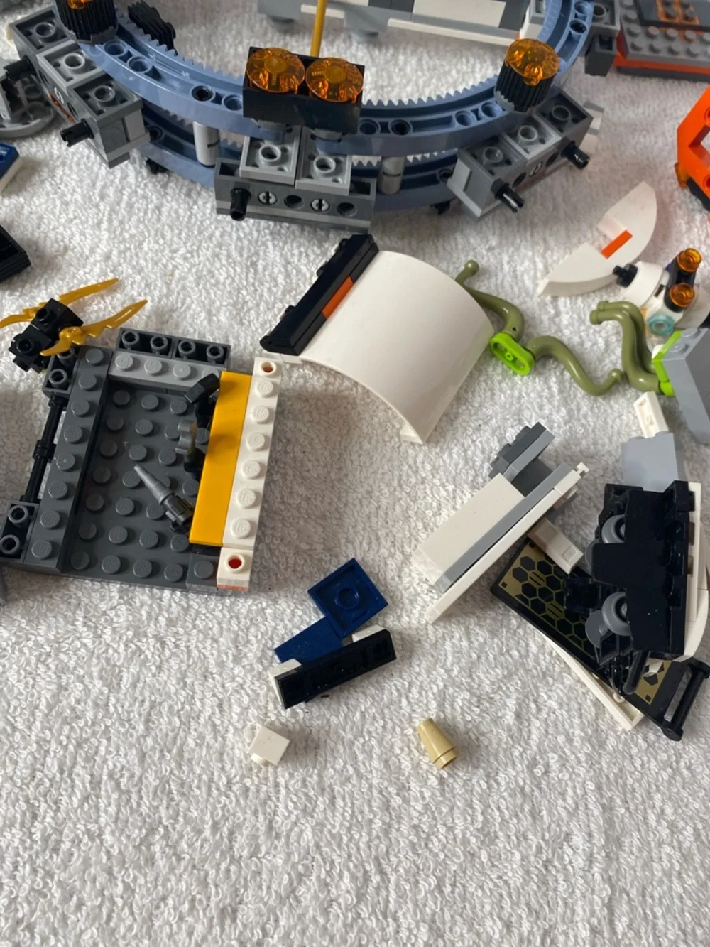 LEGO -  City Modular Space Station Science Toy 60433 incomplete parts - Picture 3 of 13